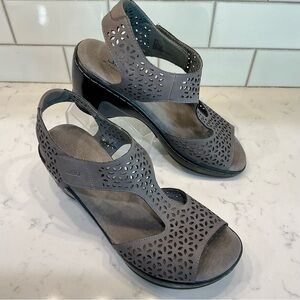 JBU Women's Black and Gray Wedge Sandals